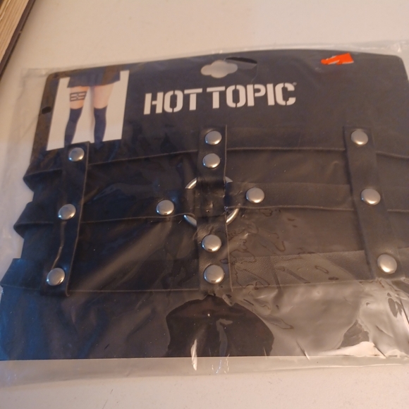 Hot Topic Accessories - Hot Topic Center Ring Leg Belt New In Pkg One Size